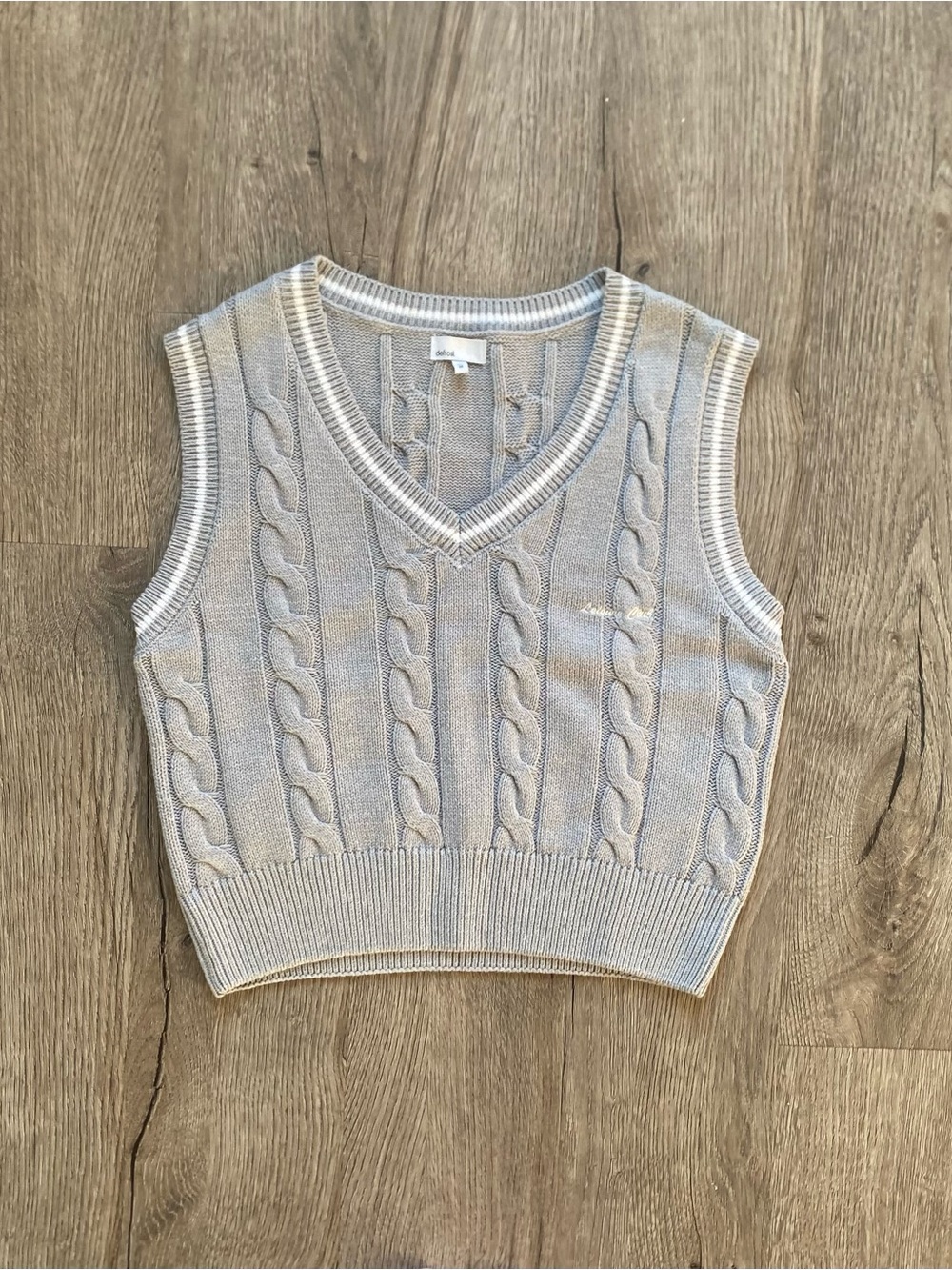 Knitted Style Sweater - Casual Sleeveless Grey And White Vest Size Medium